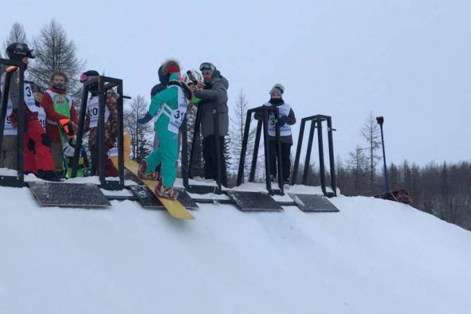 Для чемпионата ЯНАО по сноуборду завезли тысячу грузовиков снега
