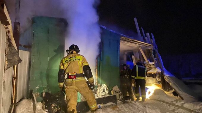 Три человека погибли при пожаре в дачном поселке Нового Уренгоя