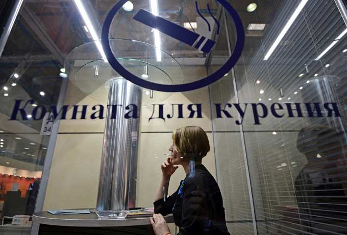 В российских аэропортах снова разрешили курить
