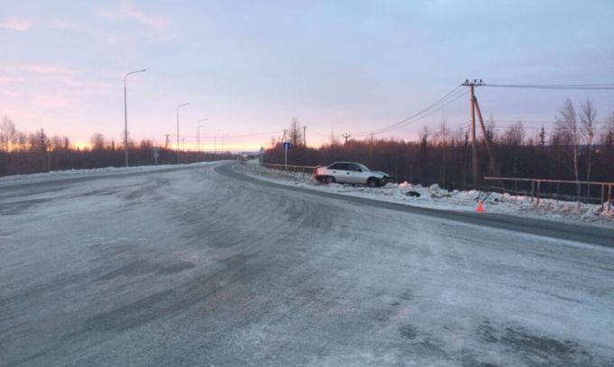В Салехарде автолюбитель не справился с управлением и снес дорожное ограждение