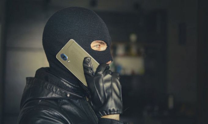 Житель Муравленко лишился 300 тысяч рублей после общения с мошенниками