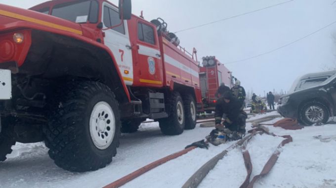 В Новом Уренгое пожарные тушили автомобиль
