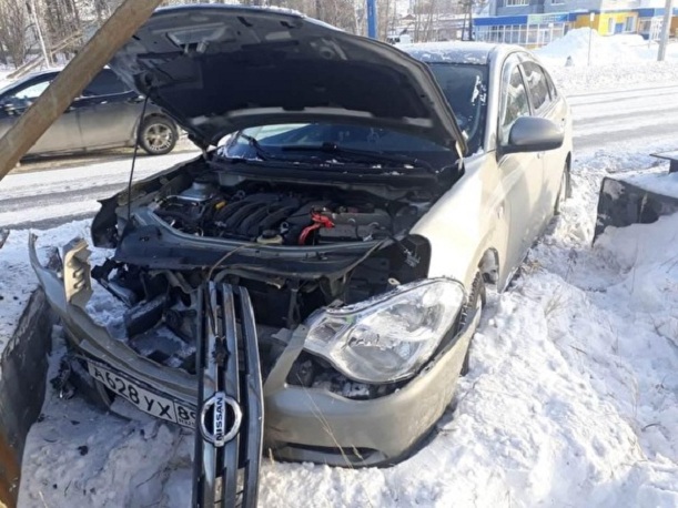 На Ямале Nissan въехал в опору ЛЭП, водитель получил травмы