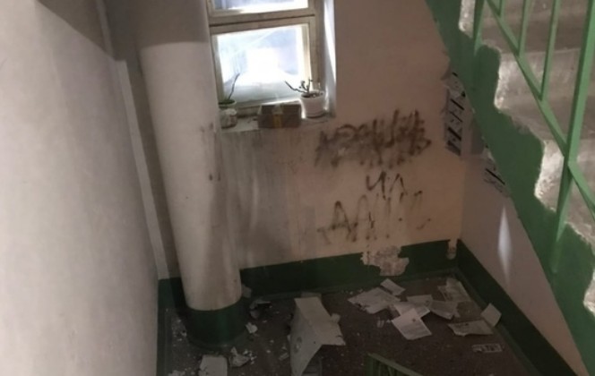 Жители Надыма жалуются на подростков, подрывающих петарды в подъездах домов