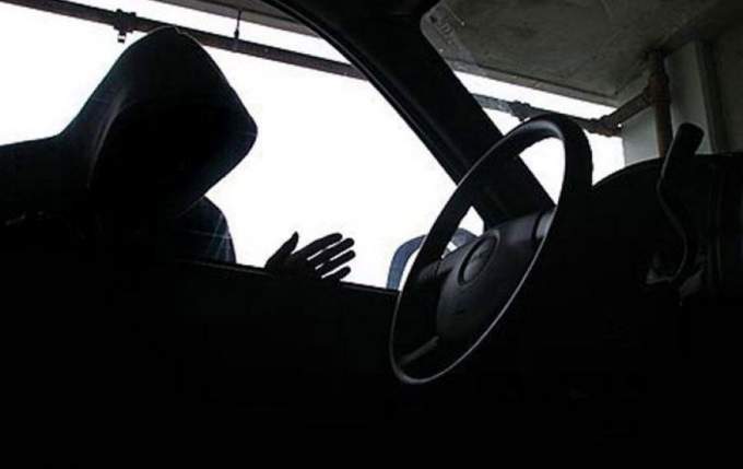 В Ямальском районе 19-летний юноша уговорил подростка угнать машину