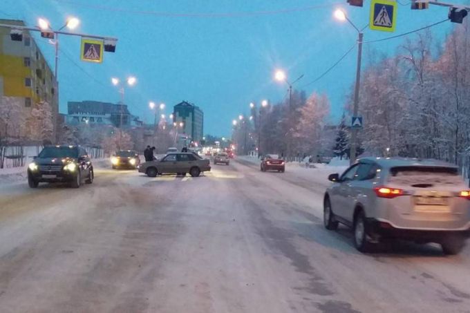 В Ноябрьске водитель легковушки отправил авто на встречку и пассажира – в травмпункт