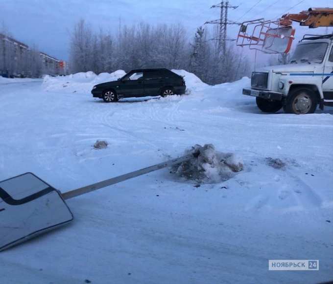 В Ноябрьске пьяный водитель лег спать рядом с местом ДТП 