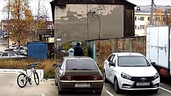 «Явно не детская шалость»: в Ноябрьске маленькие автовандалы возмутили взрослых горожан