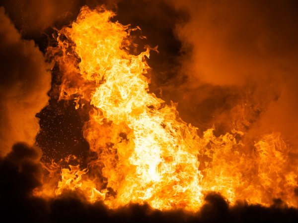 В Пуровском районе брат сжёг сестру, облив бензином