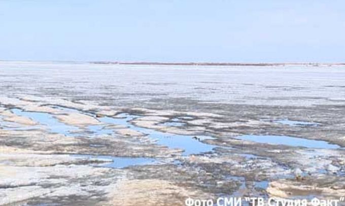 Ледоход начался преждевременно. В Тазовском утопили много снегоходов