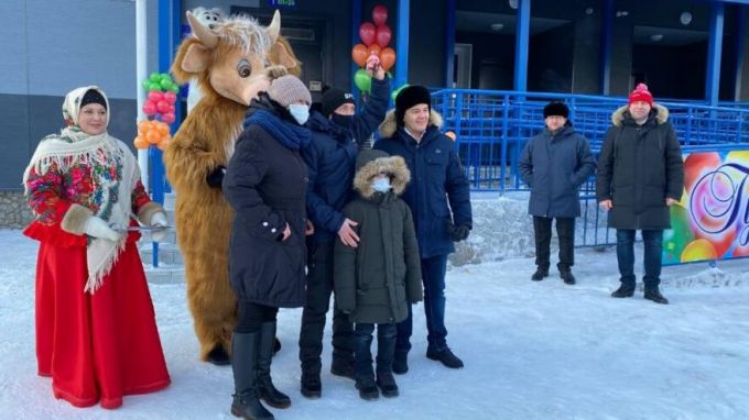 Дмитрий Артюхов вручил ключи от новых квартир 141 губкинской семье
