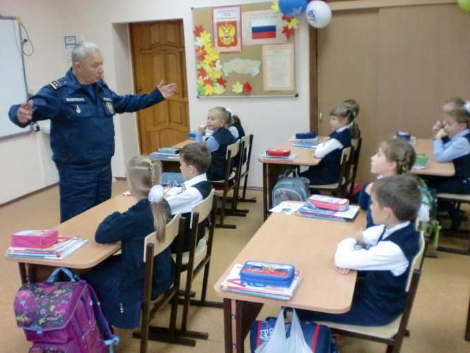 Ямальские спасатели проводят уроки безопасности для школьников округа