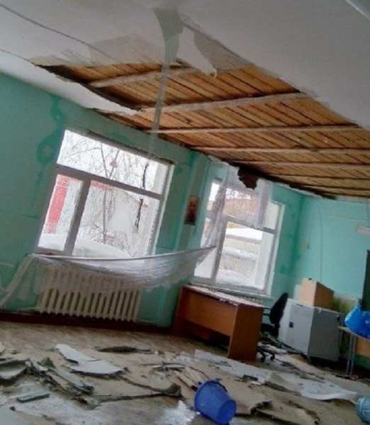 В деревянной школе Салехарда прорвало трубы и обвалился потолок