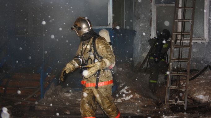 В Приуральском районе полыхало сразу два дома
