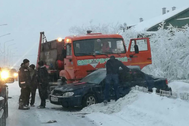 В Салехарде водитель легковушки влетел под КамАЗ