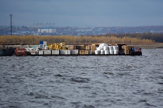 В Гыду пришёл первый в этом году корабль с продовольствием