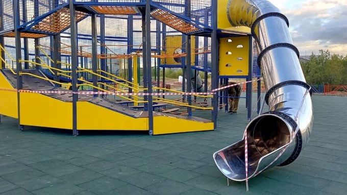 «Это небезопасно!»: в Лабытнанги дети гуляют по недостроенным игровым площадкам