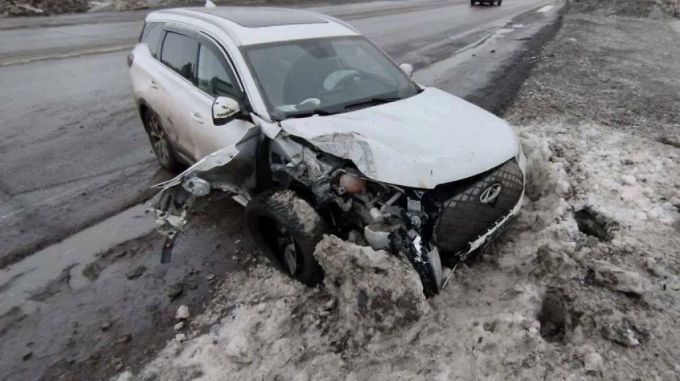 В Новом Уренгое водитель не справился с управлением и въехал в столб