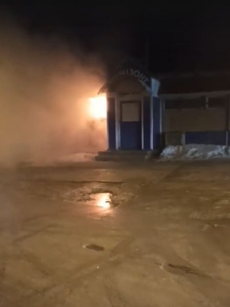 В Губкинском пожарные тушили магазин «Горизонт».