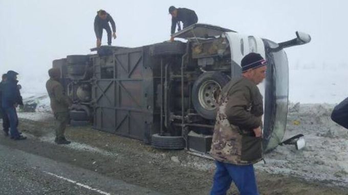 На трассе вблизи Ноябрьска перевернулся вахтовый автобус
