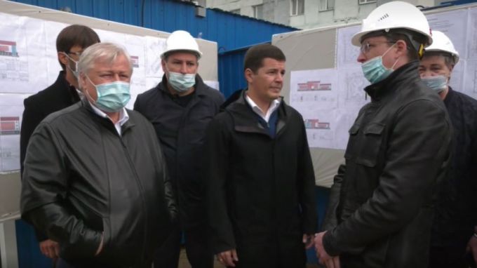Дмитрий Артюхов посетил стройку детского отделения и женской консультации в Новом Уренгое
