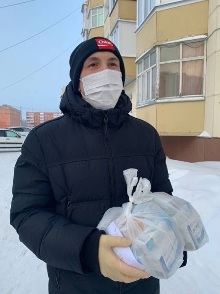 В Муравленко волонтеры развозят лекарства больным землякам и выгуливают их питомцев