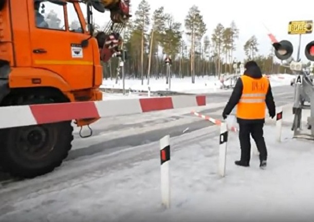 В Ноябрьске водитель грузовика на глазах у полицейских снес шлагбаум на переезде