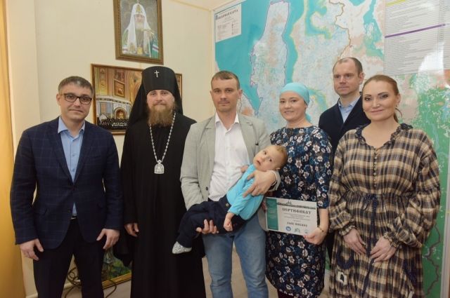 Малышу из ЯНАО передали деньги, собранные на ярмарке «Светлый ангел»