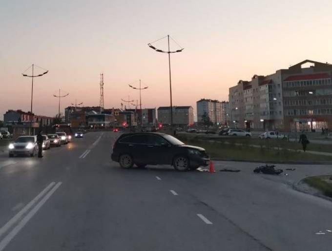 В Новом Уренгое иномарка врезалась в электросамокат