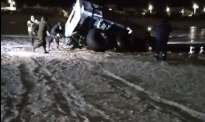 В Салехарде водитель чуть не утопил ТРЭКОЛ, выехав на лед