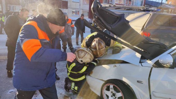 Массовое ДТП: в Тарко-Сале произошла авария с участием трех автомобилей
