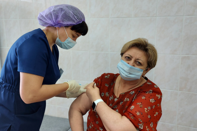 В России предложили сделать вакцинацию от COVID-19 обязательной для всех