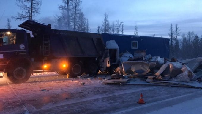 На Ямальской трассе столкнулись грузовики: одного из водителей госпитализировали