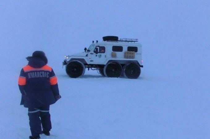 Тазовские спасатели выручили замерзавших в Обской губе путешественников