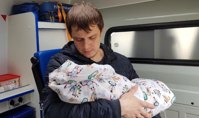 В ямальском поселке, в котором не рождаются дети, появился первый малыш