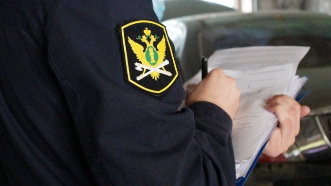 В Салехарде хитрый судебный пристав попался на краже денег