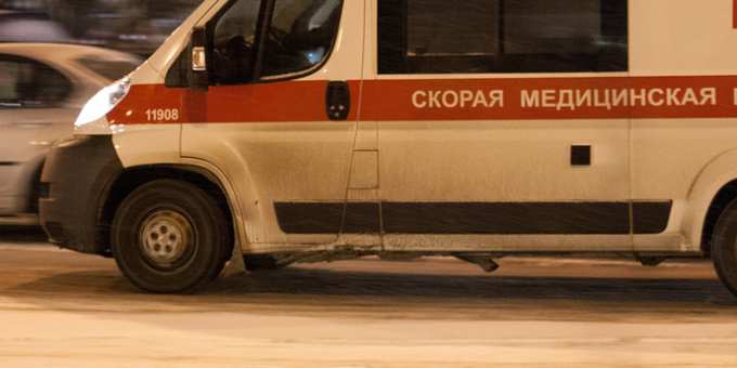 В Салехарде двухлетняя девочка выпала из движущегося автомобиля 