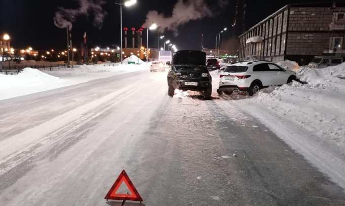 Неудачный разворот. В Новом Уренгое столкнулись два автомобиля