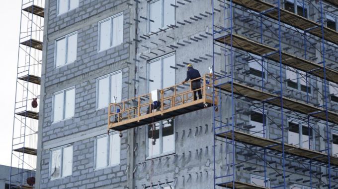В Новом Уренгое рабочий погиб на стройке после падения с седьмого этажа