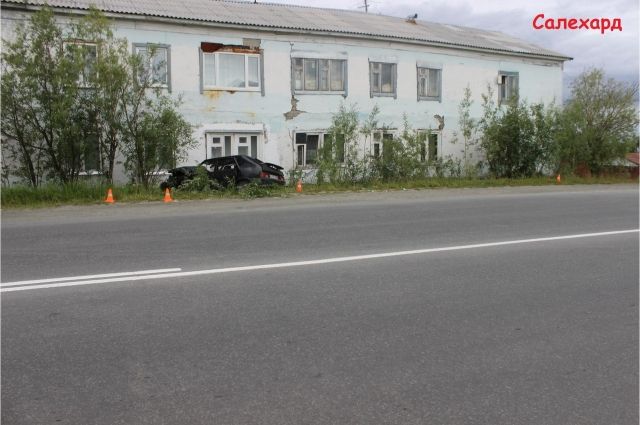 На Ямале водитель, въехавший в жилой дом, был пьян