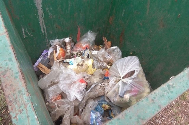 Жители Надыма устроили помойку в собственном подъезде