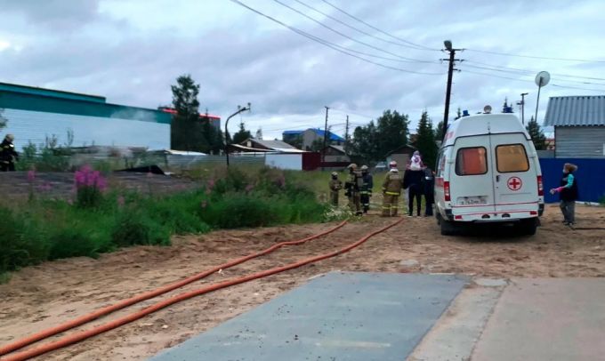 В Новом Уренгое при пожаре в бесхозном овощехранилище погиб мужчина