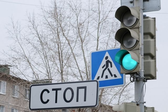 В Салехарде двое детей едва не угодили под колёса грузовика