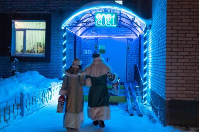 «Новогодний десант» отправил в школы-интернаты Ямала четыре тысячи подарков