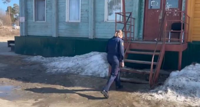 Следователи проверяют общежитие Ноябрьска, в котором разрушился потолок