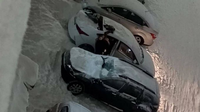В Новом Уренгое снег, сошедший с крыши многоэтажки, повредил 2 автомобиля