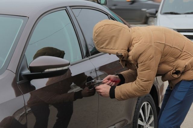 В Новом Уренгое двое молодых парней угнали автомобиль