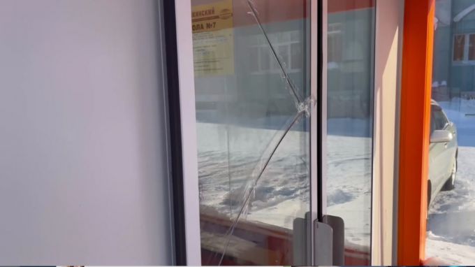 В Губкинском вандалы разгромили теплую остановку