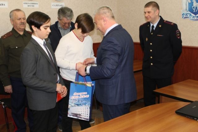 На Ямале наградили детей, которые принесли в полицию найденные деньги