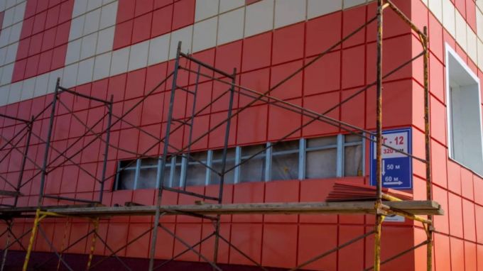 В Салехарде починят новостройку, которую пытались обезопасить от ветра автокраном